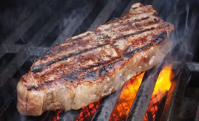 Das perfekte Steak gelingt zuhause sicher. Da genügt ein kleiner Kohlegrill. (Pixabay © dbreen (CC0 Public Domain))